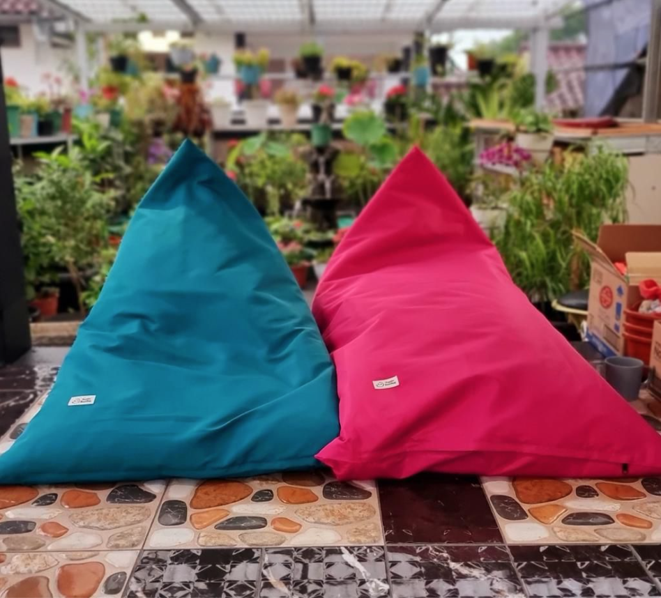 Sewa Beanbag Segitiga Berkualitas: Solusi Kenyamanan Event Anda